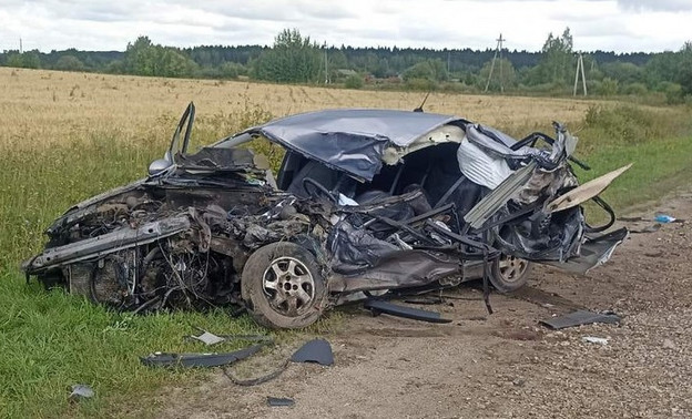 Три человека выжили после жёсткого столкновения грузовика и легковушки в Котельничском районе