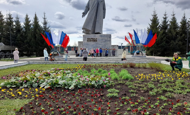 Площадь имени С.М. Конева украсили цветами