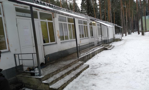 Чёрная плесень и вход в туалет на улице: детский лагерь в Кировской области не подготовили к холодам