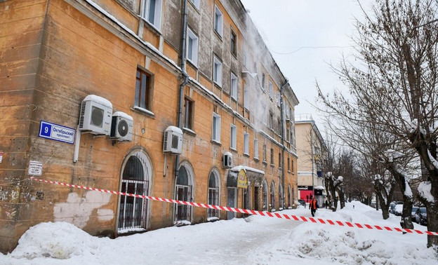Управляющие компании проверят крыши домов в Кирове после падения снега на пенсионерку
