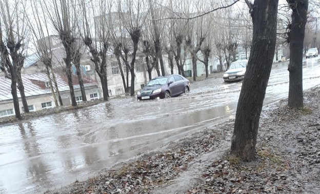 В Кирове затопило проезжую часть Хлебозаводского проезда