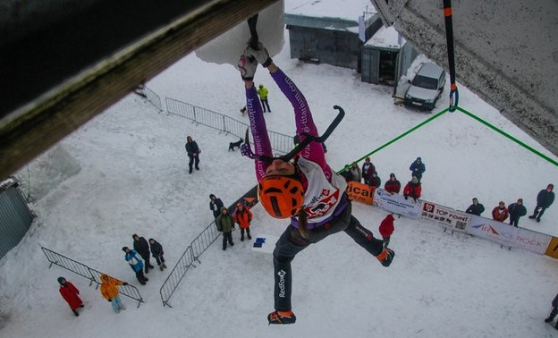 Кировчанка Мария Толоконина стала чемпионкой России по ледолазанию