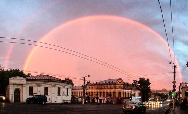 В День города над Кировом раскинулась красная радуга