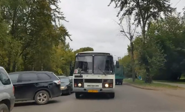 В Кирове сняли на видео, как «ПАЗик» едет по встречной полосе
