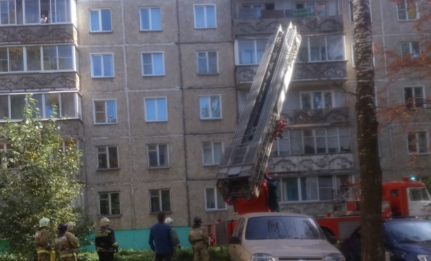 В Кирове спасатели сняли мальчика с крыши пятиэтажки