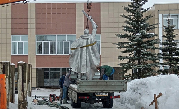 В посёлке Безбожник демонтировали памятник воинам-землякам
