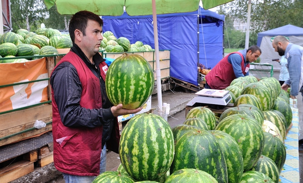 В Кирове продолжают наказывать нелегальных продавцов арбузов