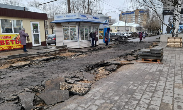 Кировские активисты вновь обнаружили тротуары, которые «разбомбили» ради плитки