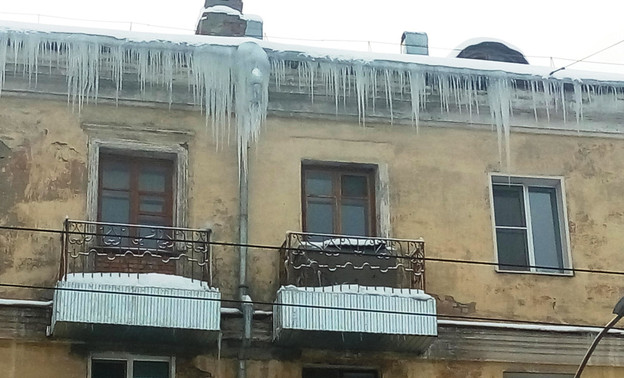 С крыши недостроя на Володарского на кировчанку рухнул снег: у женщины перелом ноги