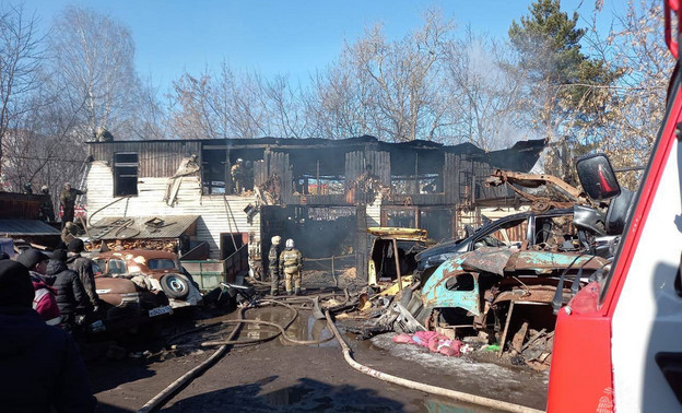 В результате пожара на Комсомольской обгорели ретроавтомобили