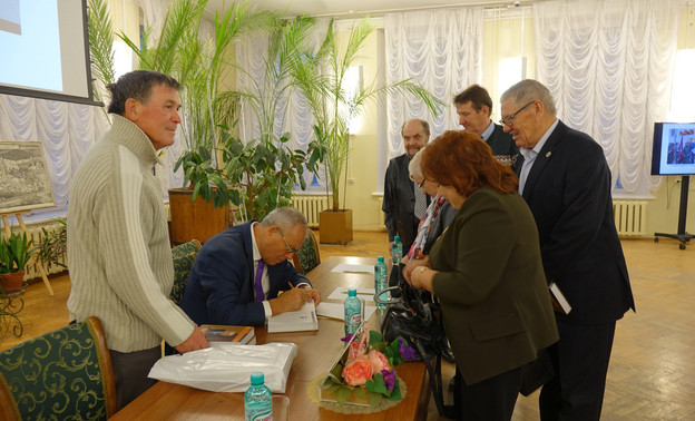 В Герценке презентовали новую книгу серии «Почётные граждане города Кирова»