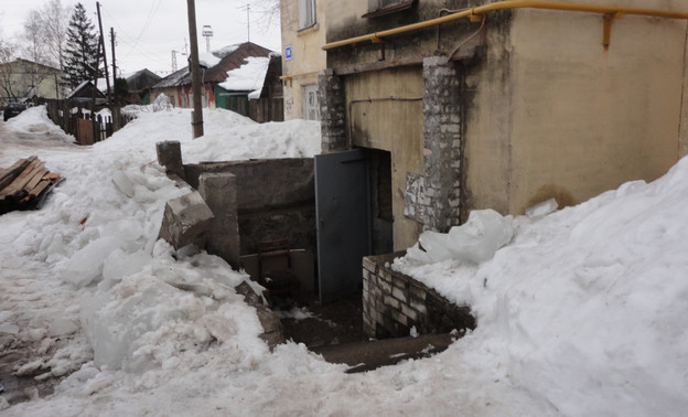 На Комсомольской снег с крыши обрушил козырьки сразу двух подъездов