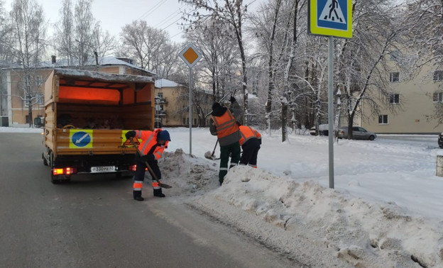 В Кирове усилили работы по уборке льда у остановок
