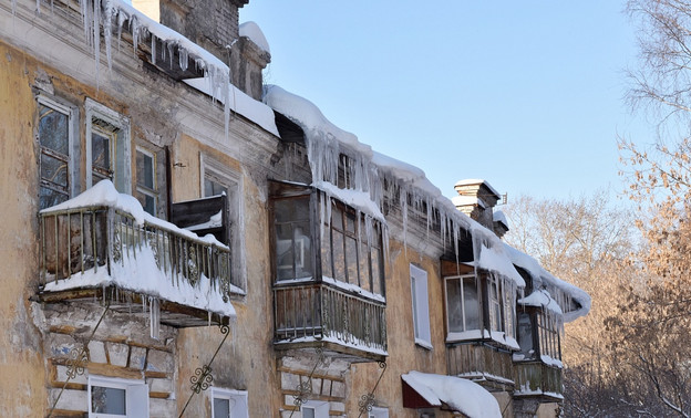 Кировским УК грозят штрафами за заваленные снегом дворы и крыши