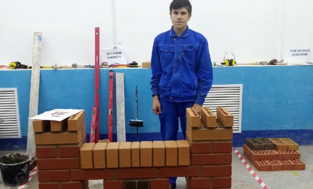 Студент из Кирово-Чепецка отличился на чемпионате по кирпичной кладке