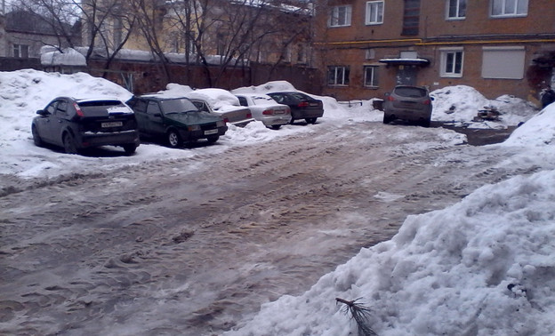 Коммунальщики активно взялись за уборку крыш и двора по роковому адресу на Преображенской (ФОТО+ВИДЕО)