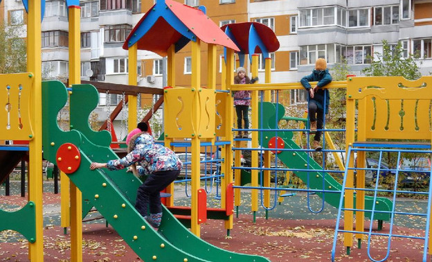 В Октябрьском районе Кирова прокуратура обнаружила нарушения на детской площадке