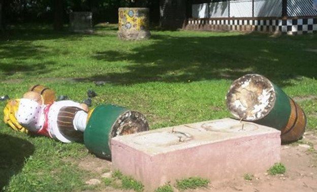 Вандалы сломали скульптуру квасовара в Александровском саду