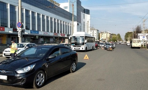 В Кирове напротив ЦУМа мотоциклист врезался в автобус