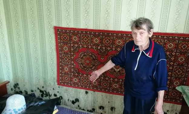 Квартиру пенсионеров из Котельничского района несколько месяцев регулярно затапливает