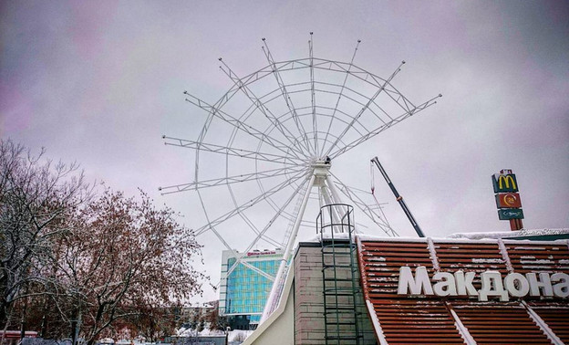 В парке имени Кирова установили конструкцию нового колеса обозрения