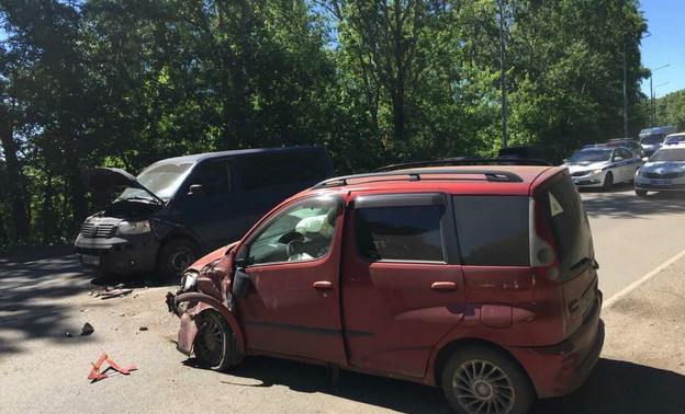 Пассажиры и водитель получили травмы: в Кирове столкнулись две иномарки