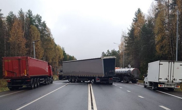 На подъезде к Кирову столкнулись два грузовика