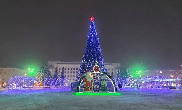 В Кирове закончили новогоднее оформление Театральной площади