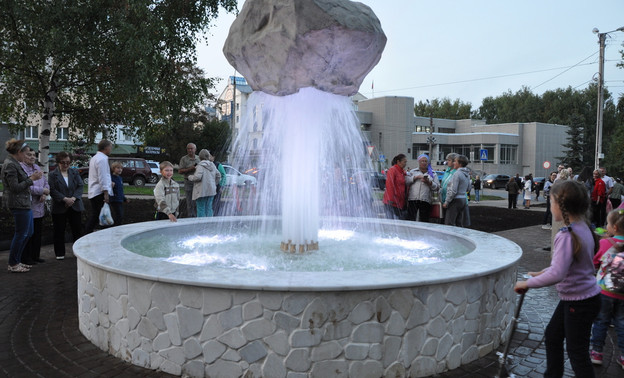 В Кирове открыли новый сквер с фонтаном «Парящий камень»