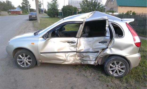 В Кирове «Лада» врезалась в микроавтобус: трое пострадавших