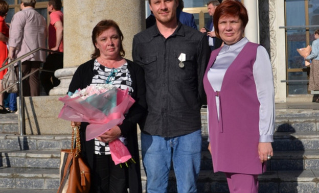 Жителю Кирово-Чепецка вручили государственную медаль за спасение двоих детей