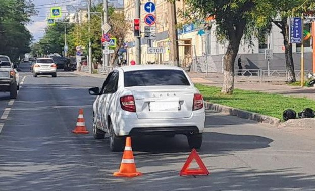 На Октябрьском проспекте столкнулись мотоциклист и Lada Granta, есть пострадавший