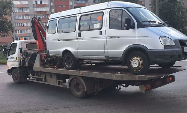 В Кирове арестовали маршрутку, нелегально перевозившую пассажиров