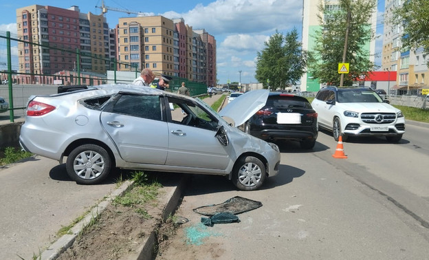 На улице Жуковского перевернулась Lada Granta после столкновения с Infiniti