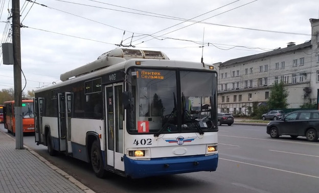 В Кирове кондуктор троллейбуса обнаружила в салоне подозрительный пакет