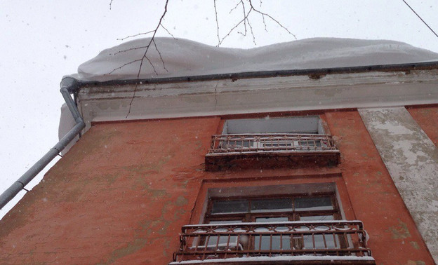 Самые важные новости Кирова 26 апреля. Упавший на ребёнка снег, тротуар у MODO GYMа и новое метеопредупреждение