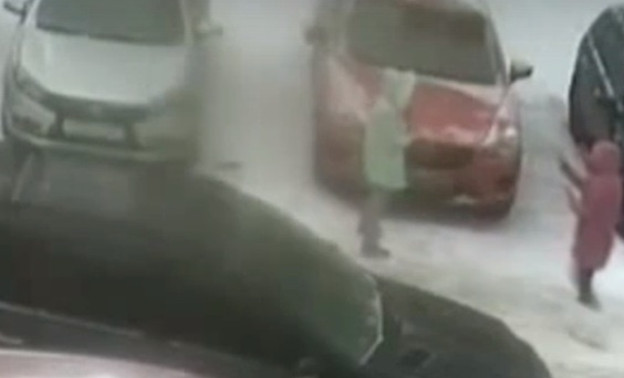Кировчанка разбила молотком припаркованную «Мазду» и сняла это на видео