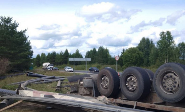 В Юрьянском районе опрокинулся грузовик Scania