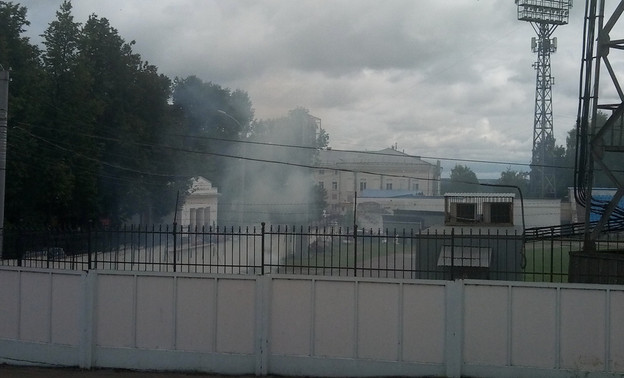 «Дышать невозможно, глаза слезятся»: кировчане возмущены разведением костров на стадионе «Динамо»