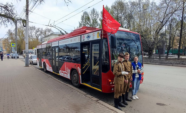 В Кирове экскурсионный троллейбус вышел на «Маршрут Победы»