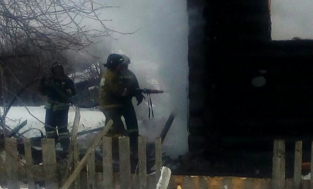 Трое мужчин погибли при пожаре в деревне Макаровской