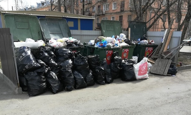 Кто следит за контейнерными площадками в деревнях возле Кирова?