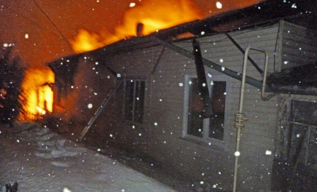 В Немском районе пожарные спасли из горящего дома пять человек