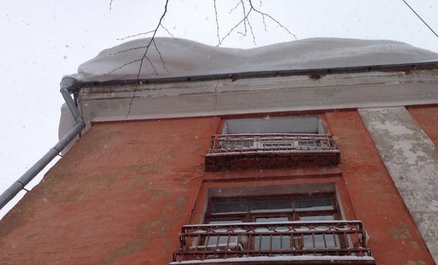 В Слободском на ребёнка с крыши упала снежная глыба