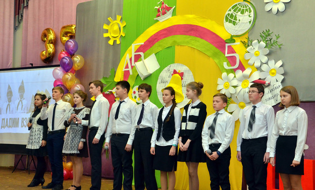 Филиал «КЧХК» поздравил с юбилеем подшефные школы