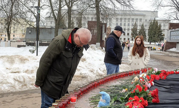 Александр Соколов поблагодарил всех, кто посетил стихийные мемориалы