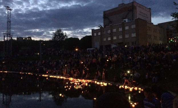 Сотни кировчан запустили водные фонарики на пруду у ДК Железнодорожников