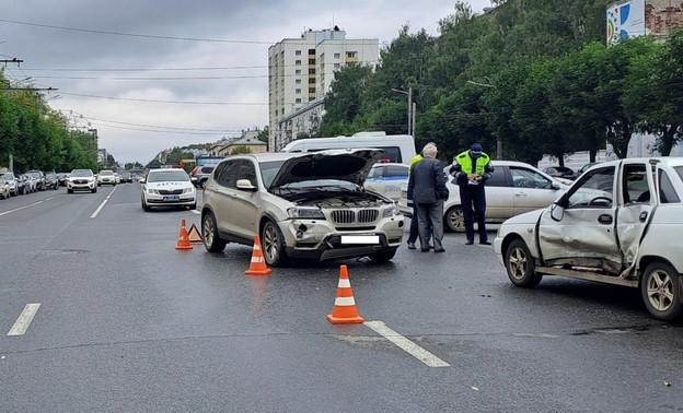 На Октябрьском проспекте столкнулись BMW и ВАЗ