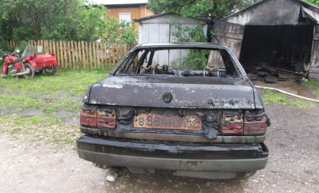 В Котельничском районе в гараже сгорел «Фольксваген»