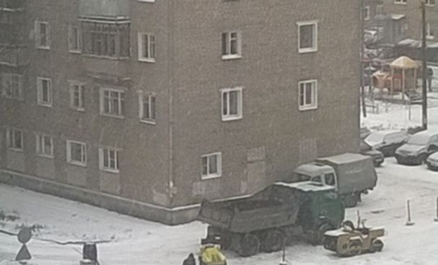 В День народного единства в Кирове дорожники укладывали асфальт в снег (ФОТО)